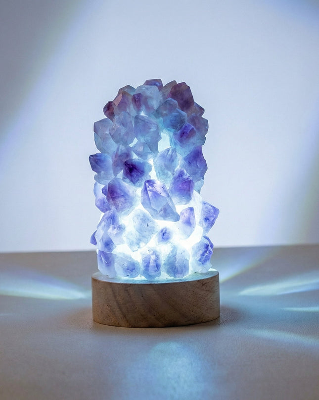 Lampa stołowa z ametystowym kryształem i drewnianą podstawą, idealna do minimalistycznego wystroju 4