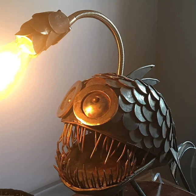 Lampa stołowa z regulowanym kloszem i rzeźbiarską sylwetką ryby w retro designie, ideal 3
