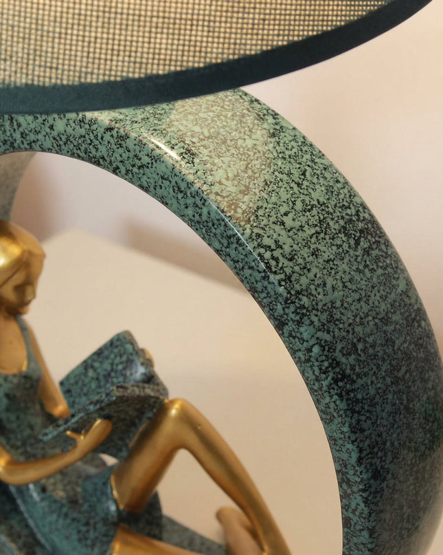Lampa stołowa z rzeźbioną podstawą, emitująca miękkie ciepłe światło, idealna do 0