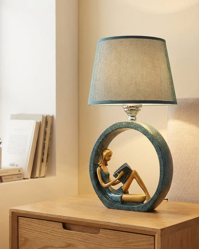 Lampa stołowa z rzeźbioną podstawą, emitująca miękkie ciepłe światło, idealna do 1