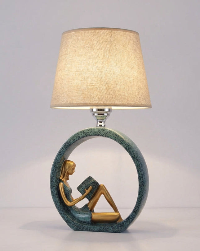Lampa stołowa z rzeźbioną podstawą, emitująca miękkie ciepłe światło, idealna do 2