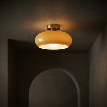 Lampa sufitowa vintage z bursztynowego szkła i mosiężnym daszkiem, idealna do stylowych salonów 0