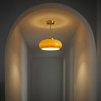 Lampa sufitowa vintage z bursztynowego szkła i mosiężnym daszkiem, idealna do stylowych salonów 1