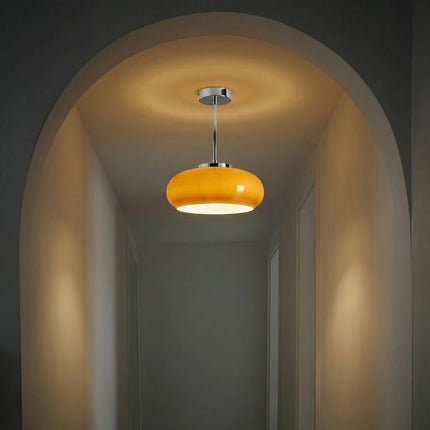 Lampa sufitowa vintage z bursztynowego szkła i mosiężnym daszkiem, idealna do stylowych salonów 3