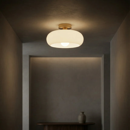 Lampa sufitowa vintage z bursztynowego szkła i mosiężnym daszkiem, idealna do stylowych salonów 4