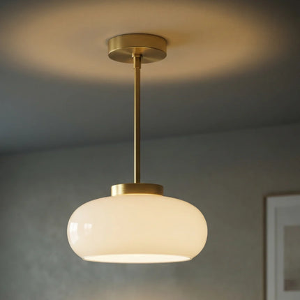 Lampa sufitowa vintage z bursztynowego szkła i mosiężnym daszkiem, idealna do stylowych salonów 5
