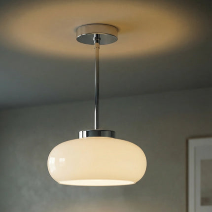 Lampa sufitowa vintage z bursztynowego szkła i mosiężnym daszkiem, idealna do stylowych salonów 7