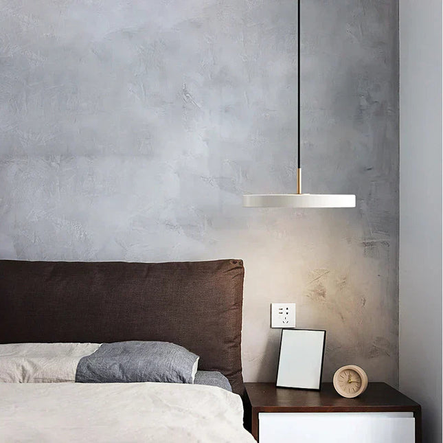 Lampa wisząca LED z metalowym wykończeniem, futurystyczny design, energooszczędne oświetlenie do 5