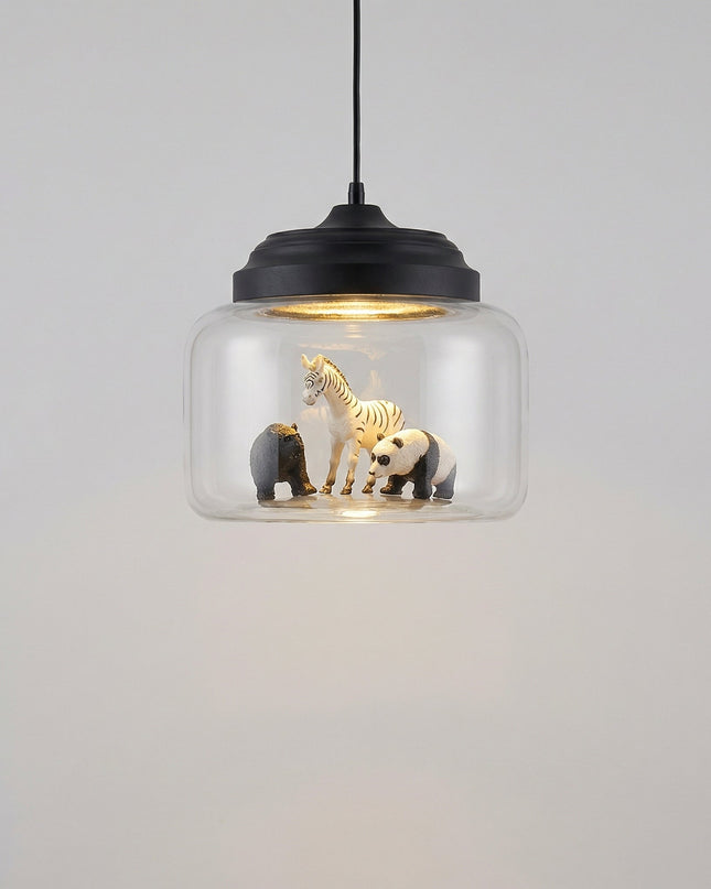 Lampa wisząca LED z regulowanym kablem i szklanym kloszem, ozdobiona zabawnymi figurkami zw 0
