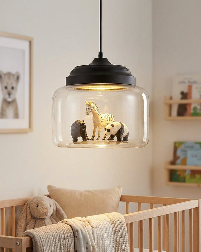 Lampa wisząca LED z regulowanym kablem i szklanym kloszem, ozdobiona zabawnymi figurkami zw 1