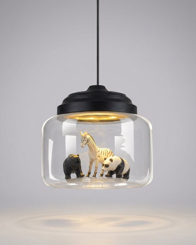 Lampa wisząca LED z regulowanym kablem i szklanym kloszem, ozdobiona zabawnymi figurkami zw 2