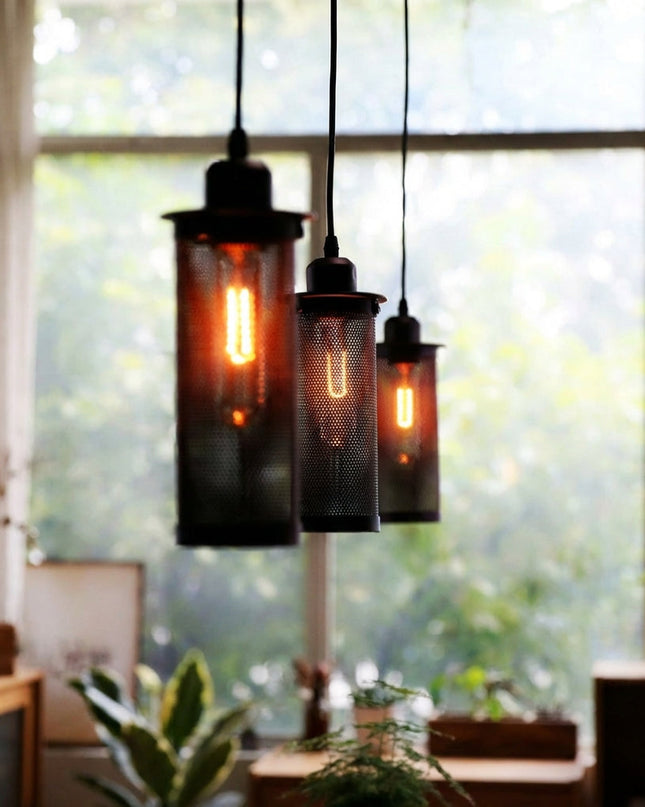 Lampa wisząca retro-industrialna z regulowanym kablem i perforowanym kloszem, idealna do salonu i 0