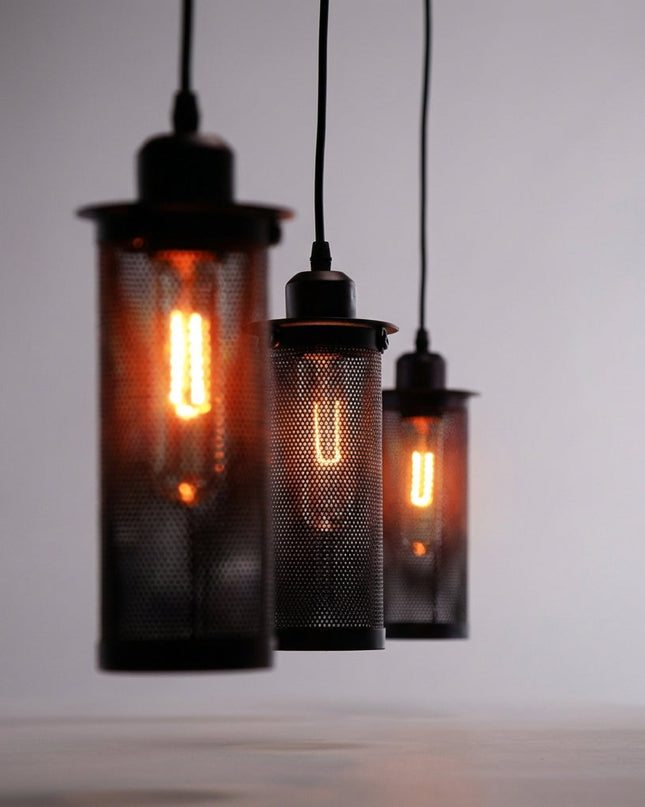 Lampa wisząca retro-industrialna z regulowanym kablem i perforowanym kloszem, idealna do salonu i 1