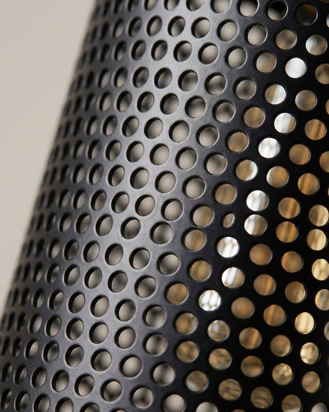 Lampa wisząca retro-industrialna z regulowanym kablem i perforowanym kloszem, idealna do salonu i 2