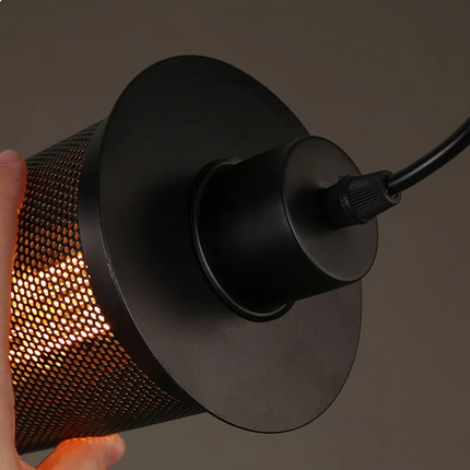 Lampa wisząca retro-industrialna z regulowanym kablem i perforowanym kloszem, idealna do salonu i 3