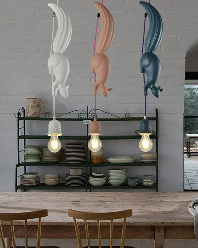 Lampa wisząca z motywem zwierząt i szyszek, regulowana wysokość, wykonana z żywicy syntety 4