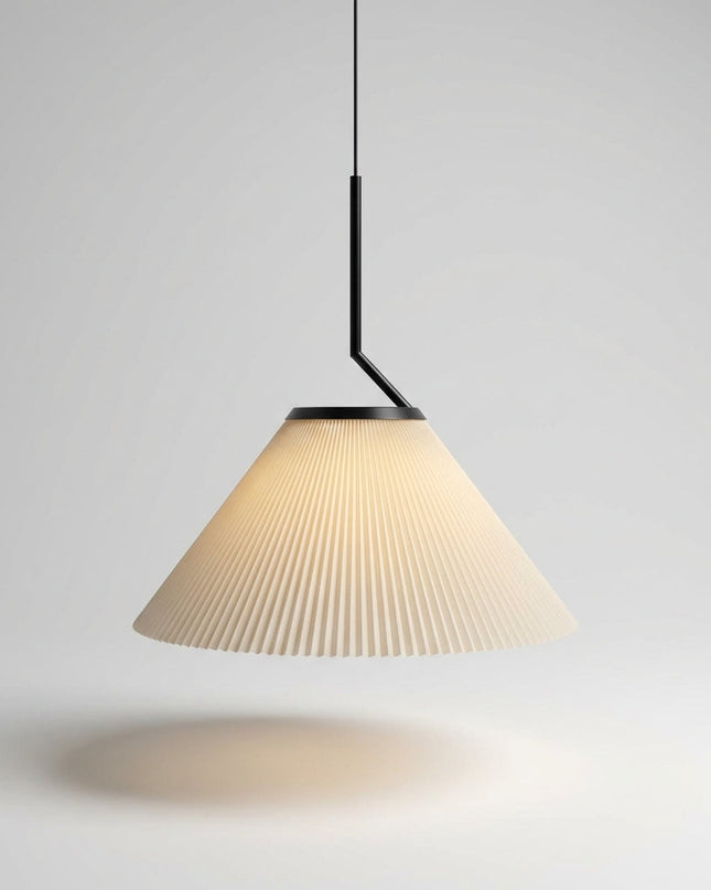 Lampa wisząca z plisowanym kloszem w kremowej tkaninie, idealna do salonu, oferująca ciep 0
