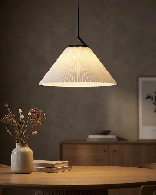 Lampa wisząca z plisowanym kloszem w kremowej tkaninie, idealna do salonu, oferująca ciep 1