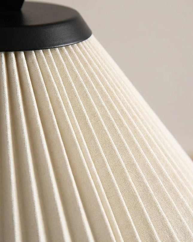 Lampa wisząca z plisowanym kloszem w kremowej tkaninie, idealna do salonu, oferująca ciep 3