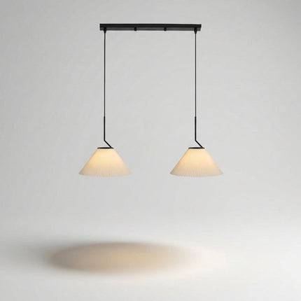 Lampa wisząca z plisowanym kloszem w kremowej tkaninie, idealna do salonu, oferująca ciep 4