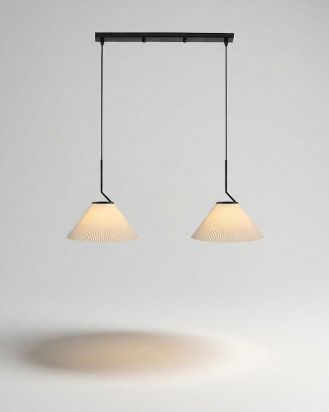 Lampa wisząca z plisowanym kloszem w kremowej tkaninie, idealna do salonu, oferująca ciep 4