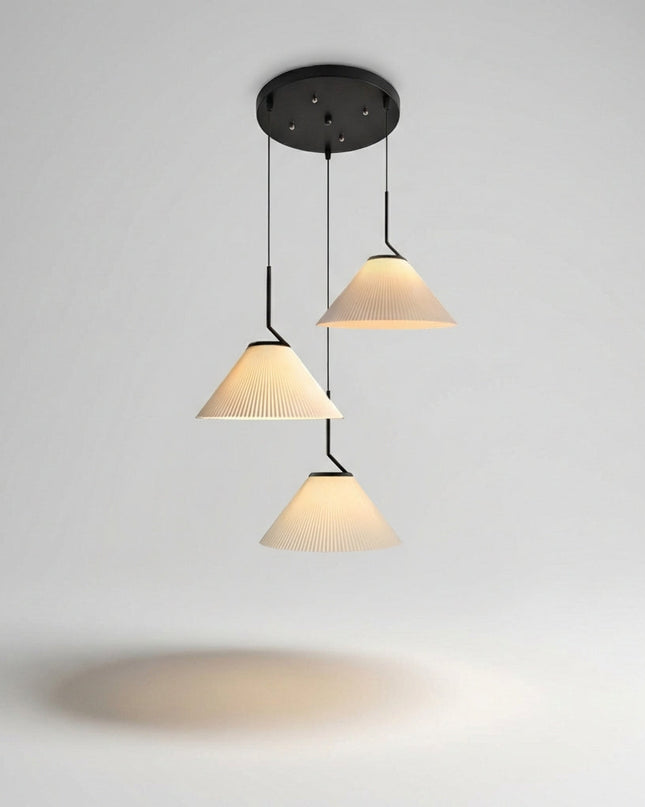 Lampa wisząca z plisowanym kloszem w kremowej tkaninie, idealna do salonu, oferująca ciep 6