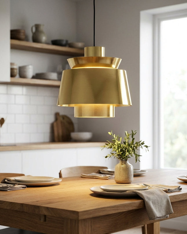 Lampa wisząca z regulowanym kablem, metalowa konstrukcja, ciepłe światło, idealna do salonu nad 1