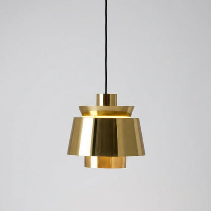 Lampa wisząca z regulowanym kablem, metalowa konstrukcja, ciepłe światło, idealna do salonu nad 2