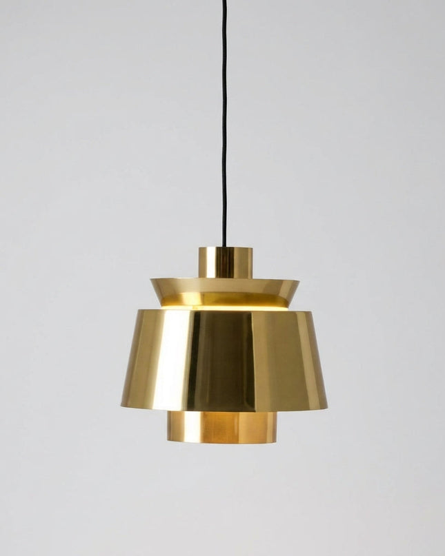 Lampa wisząca z regulowanym kablem, metalowa konstrukcja, ciepłe światło, idealna do salonu nad 2