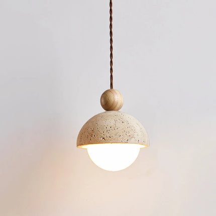 Lampa wisząca z trawertynu i szkła do salonu z drewnianym akcentem, idealna do naturalnego 0