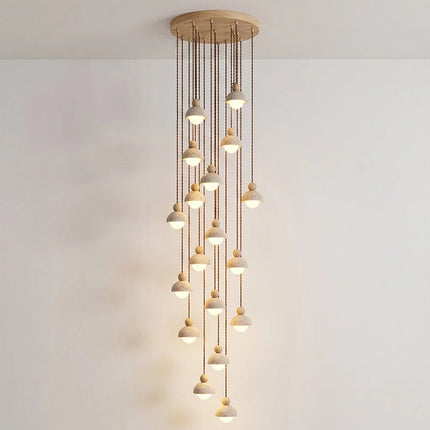 Lampa wisząca z trawertynu i szkła do salonu z drewnianym akcentem, idealna do naturalnego 10