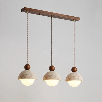 Lampa wisząca z trawertynu i szkła do salonu z drewnianym akcentem, idealna do naturalnego 11