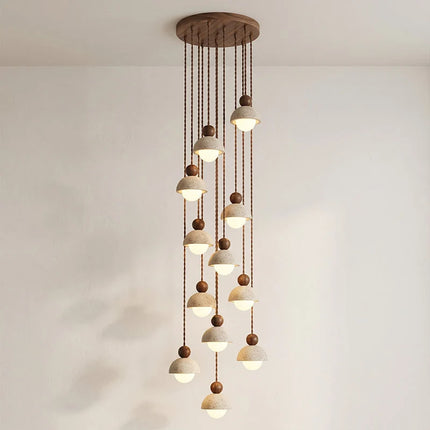 Lampa wisząca z trawertynu i szkła do salonu z drewnianym akcentem, idealna do naturalnego 12