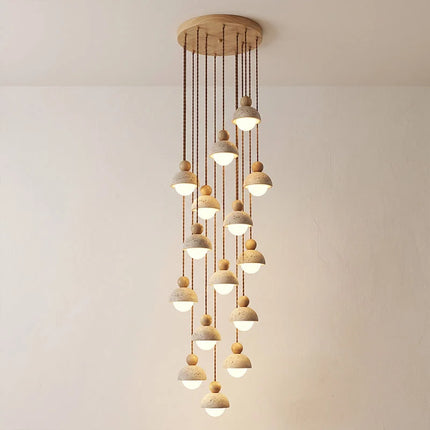 Lampa wisząca z trawertynu i szkła do salonu z drewnianym akcentem, idealna do naturalnego 13