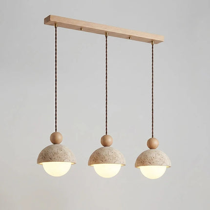 Lampa wisząca z trawertynu i szkła do salonu z drewnianym akcentem, idealna do naturalnego 14