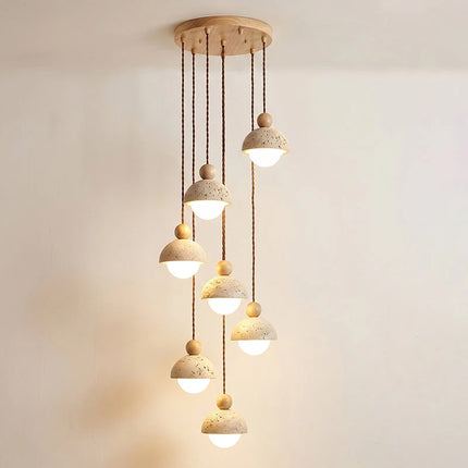 Lampa wisząca z trawertynu i szkła do salonu z drewnianym akcentem, idealna do naturalnego 15