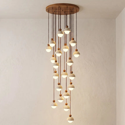 Lampa wisząca z trawertynu i szkła do salonu z drewnianym akcentem, idealna do naturalnego 16