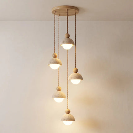 Lampa wisząca z trawertynu i szkła do salonu z drewnianym akcentem, idealna do naturalnego 17