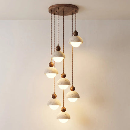Lampa wisząca z trawertynu i szkła do salonu z drewnianym akcentem, idealna do naturalnego 18