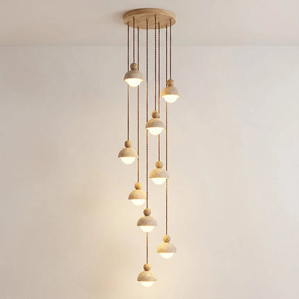 Lampa wisząca z trawertynu i szkła do salonu z drewnianym akcentem, idealna do naturalnego 19