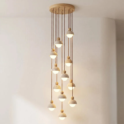 Lampa wisząca z trawertynu i szkła do salonu z drewnianym akcentem, idealna do naturalnego 20