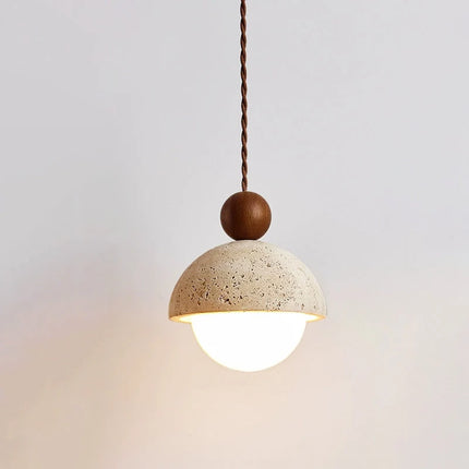 Lampa wisząca z trawertynu i szkła do salonu z drewnianym akcentem, idealna do naturalnego 21