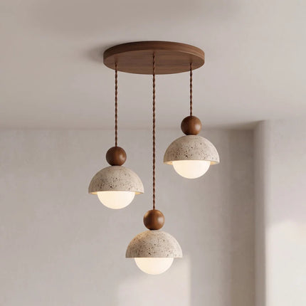 Lampa wisząca z trawertynu i szkła do salonu z drewnianym akcentem, idealna do naturalnego 22