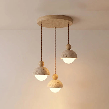 Lampa wisząca z trawertynu i szkła do salonu z drewnianym akcentem, idealna do naturalnego 23