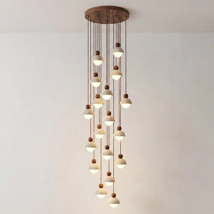 Lampa wisząca z trawertynu i szkła do salonu z drewnianym akcentem, idealna do naturalnego 25