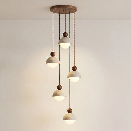Lampa wisząca z trawertynu i szkła do salonu z drewnianym akcentem, idealna do naturalnego 27