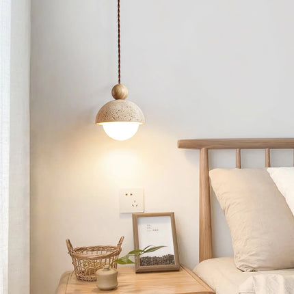 Lampa wisząca z trawertynu i szkła do salonu z drewnianym akcentem, idealna do naturalnego 3