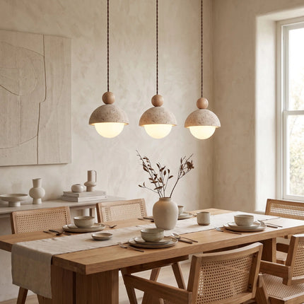 Lampa wisząca z trawertynu i szkła do salonu z drewnianym akcentem, idealna do naturalnego 4