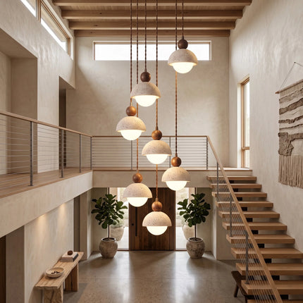 Lampa wisząca z trawertynu i szkła do salonu z drewnianym akcentem, idealna do naturalnego 7