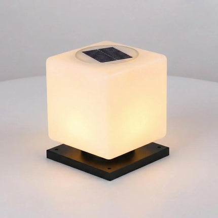 Lampa zewnętrzna solarna o minimalistycznej skandynawskiej konstrukcji metalowej, idealna do oświetlenia domu 0